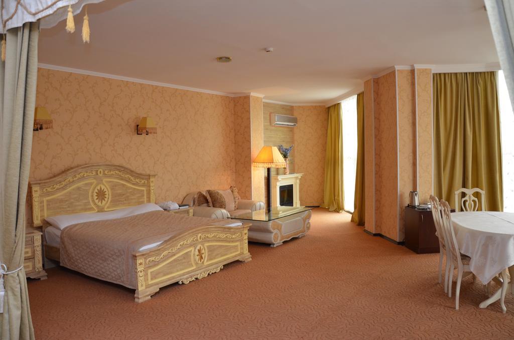 Golden Palace Hotel Aktau Exterior photo